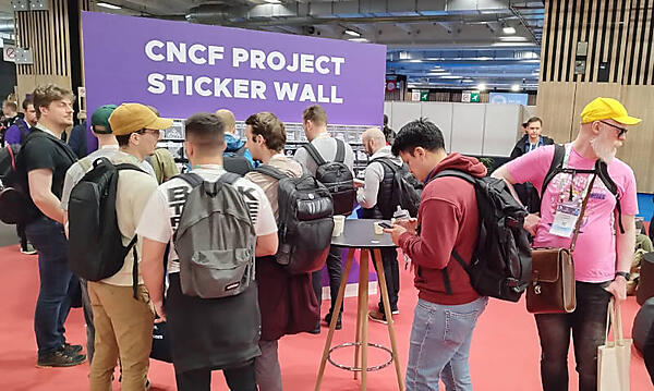 各プロジェクトのステッカーブースは大盛況で早々に品切れになるステッカーも