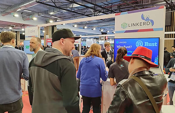 Linkerdのブース。左から2人目の髭の男性がBuoyantのCEOであるWilliam Morgan氏