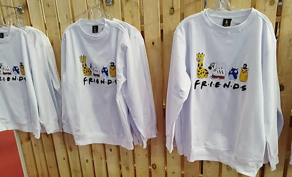 FRIENDSのロゴにそっくりのスウェットシャツ