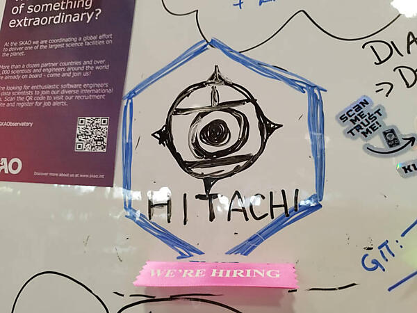 なぜか日立の古いロゴが手描きで描き込まれていた