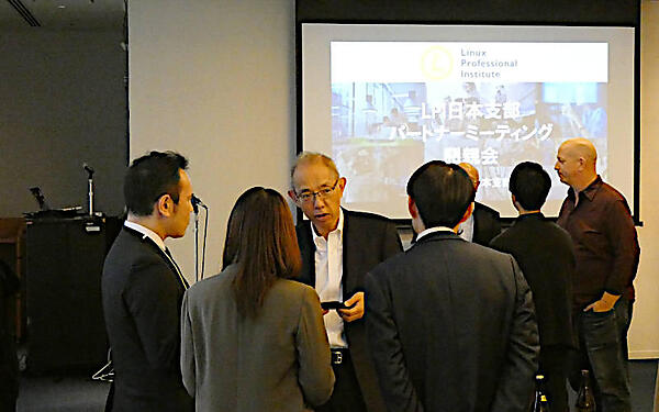 セミナー後の懇親会で。中央右の顔が見えているのはボードメンバーの中原道紀氏