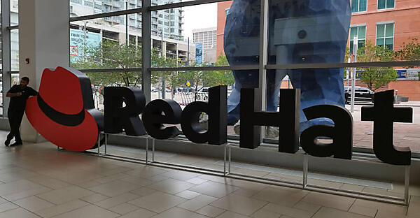 会場となったColorado Convention Centerに飾られたRed Hatのロゴ