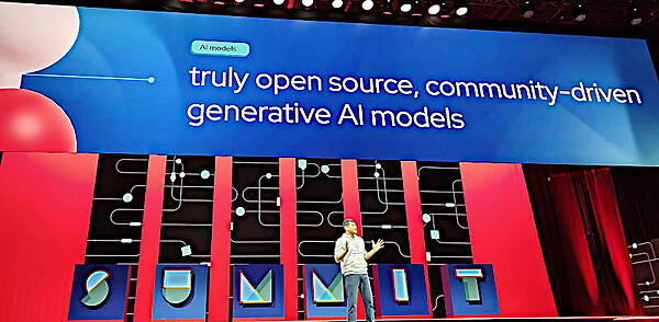 登壇したAshesh Badani氏。いつものビジネスライクな服装ではなくジーンズとフーディが新鮮