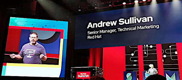 登壇してOpenShift Lightspeedのデモを行うSullivan氏