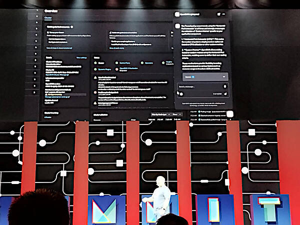 OpenShift Lightspeedのデモを行うSullivan氏