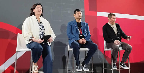 中央がBadani氏、右がWright氏。左はMC役のPRの責任者、Stephanie Wonderlick氏