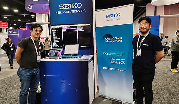 セイコーソリューションズのブース。左が営業責任者の鈴木康平氏