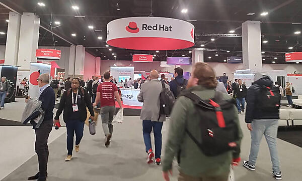 Red Hatブースの中央に設置されているのは案内のスポット