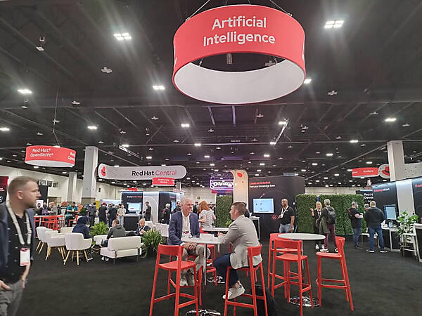 テーブルと椅子を用意して参加者がリラックスできるスペースに