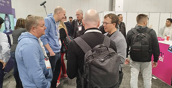 中央右の眼鏡の男性がCEOのMatt Hicks氏だ