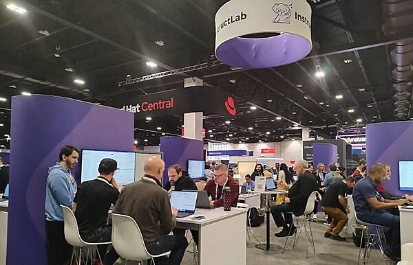 ノートPCから用意されたモデルにデータを変更するコミットを行うラボ