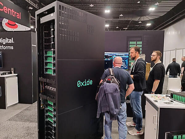 Oxide Computerのブース。エントランスから遠い壁際のブースにも関わらず多くの参加者が訪れていた