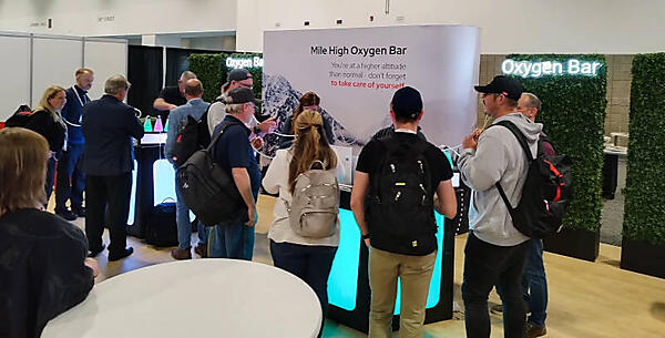 標高1,600メートルの高地に位置するデンバーらしく酸素を吸引できるブースを用意