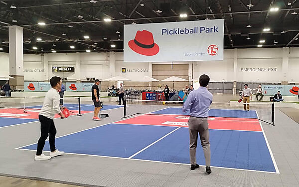 ピックルボールに興じる参加者たち