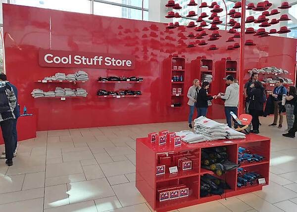 エントランス近くで日の光が差し込むグッズストア