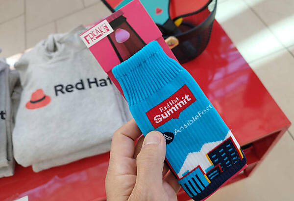 Red Hat SummitとAnsible Festのロゴが編込まれたボトルカバー