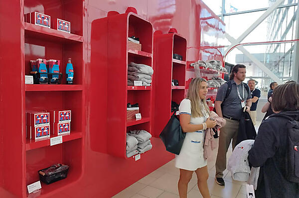 やや肌寒い天候だったためかフーディやスウェットシャツが人気だった