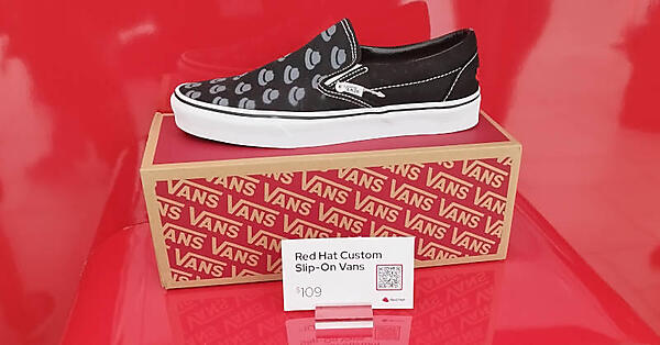 Red Hatのロゴがプリントされたスニーカー。109ドルは高い？