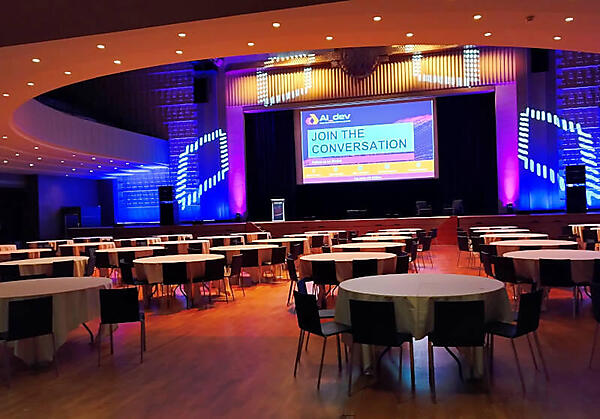 地下1階のメインシアター。丸いテーブルに椅子がキャバレー的