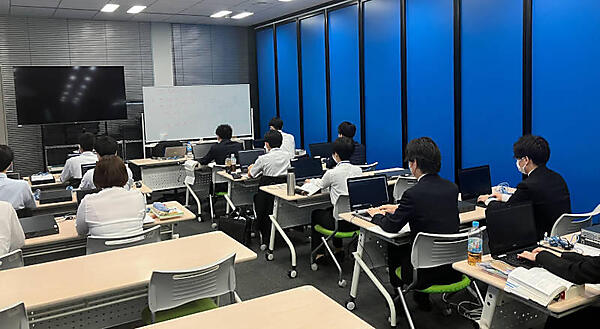 オープンアップITエンジニアが実施している研修中の風景