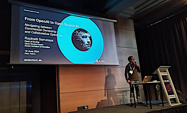 プレゼンテーションを行うSemeteys氏