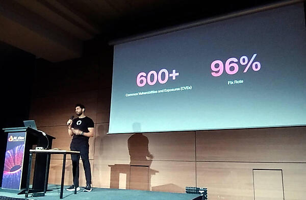 毎年多くの脆弱性が発見され修正されているという事実を紹介