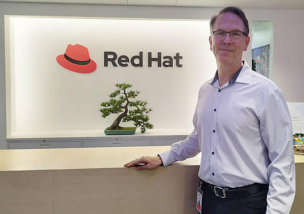 レッドハット株式会社の受付にある盆栽の前でポーズ