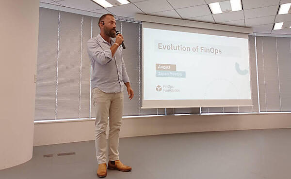 FinOpsの進化というタイトルのセッションを行うStorment氏