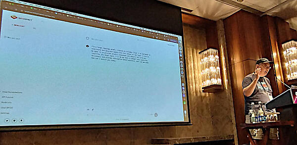 実際に起動してチャットを行うYuan氏