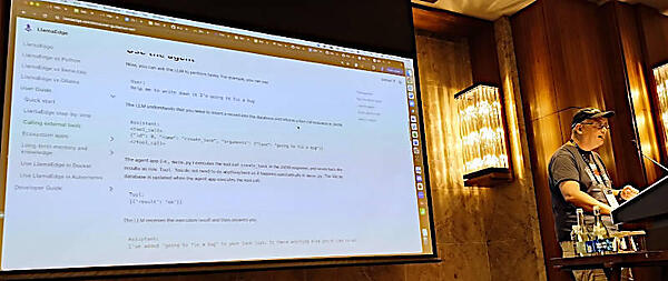 知識を追加することで正確性を増すデモを見せるYuan氏