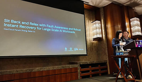 プレゼンテーションを行うDaoCloudのエンジニア