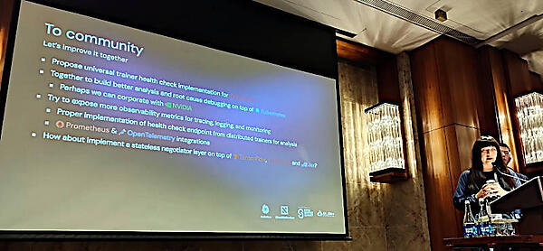 コミュニティと協調して開発を行うことを説明