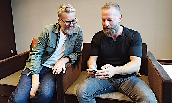 朝食の焼き魚の写真を探すStorment氏とTrask氏