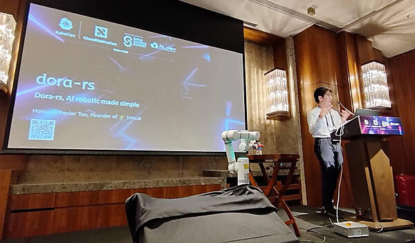 デモとプレゼンテーションを行うHaixuan Xavier Tao氏