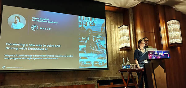 プレゼンテーションを行うWayveのSarah Belghiti氏