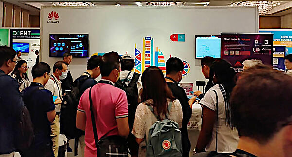 Huaweiのブース。壁面にメッセージがないのは珍しい