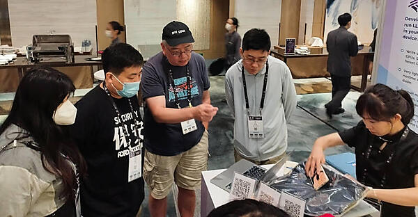 参加者の質問に応えるMichael Yuan氏。いつも短パンに野球帽というスタイル