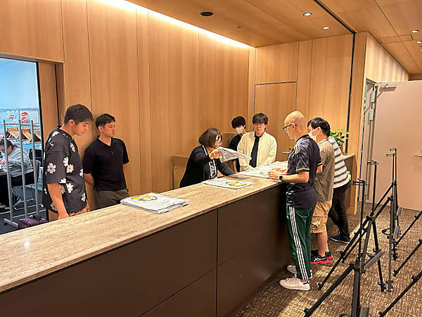 クローク・ノベルティのTシャツ配布場所作業のようす その1