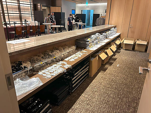 クローク・ノベルティのTシャツ配布場所作業のようす その2