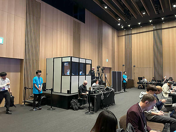 同時通訳者ブース
