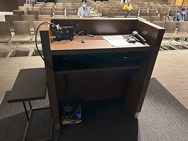 演者側から見た演台