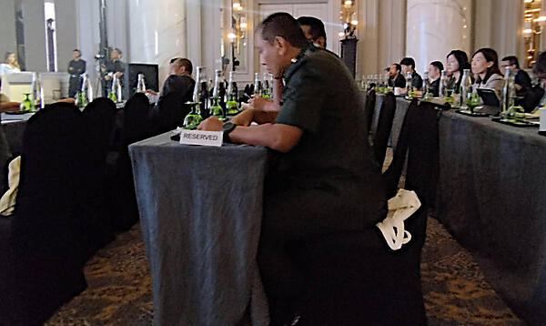 制服姿でセッションを聴講する参加者