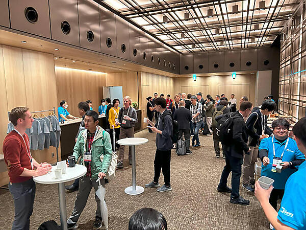 入口でラッフルを配布する