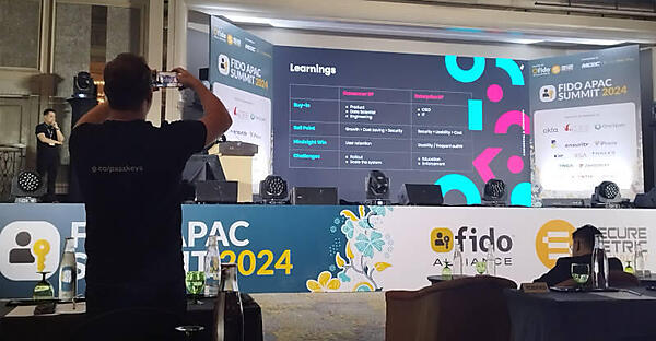 TikTokのスライドを立ち上がって撮影するGoogleのChristiaan Brand氏