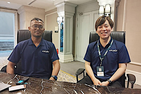 AXLBITのHussin氏（左）と石井氏（右）