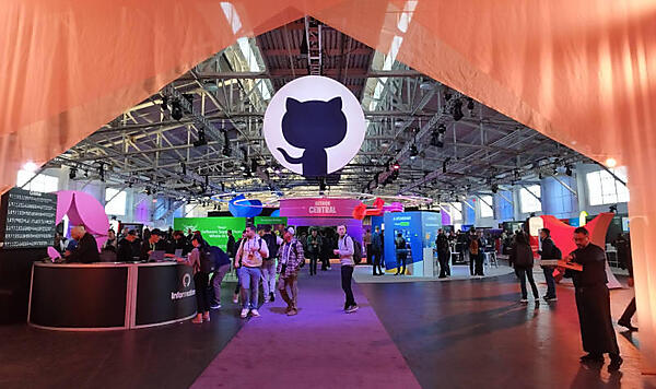 会場となった建物に入ったところのようす。この奥にキーノートの会場がある