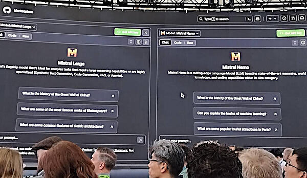 Mistralの違うモデルで回答の違いを見せるデモ