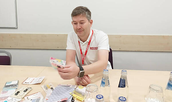 インタビュー後に持ち込んだ日本からのお土産を吟味するVladishev氏