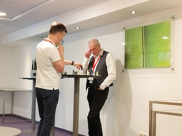 会場の片隅でサミットに参加したパートナー企業の人とチェスをするVladishev氏