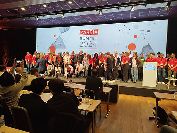 最終日にZabbix社員がステージに上がって記念撮影をするのも毎年恒例だ
